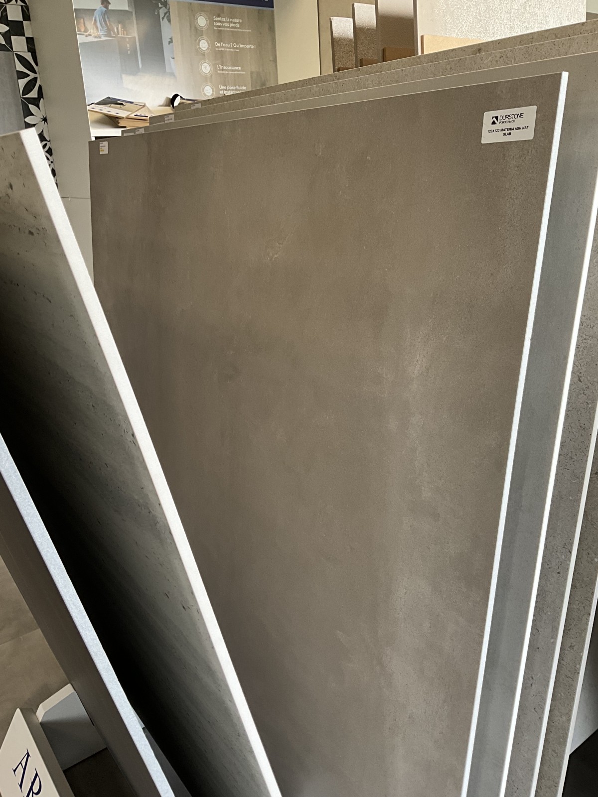 Carrelage grand format effet béton mat Sainte Marie Des Champs: la sobriété brute au service de l’architecture intérieure
