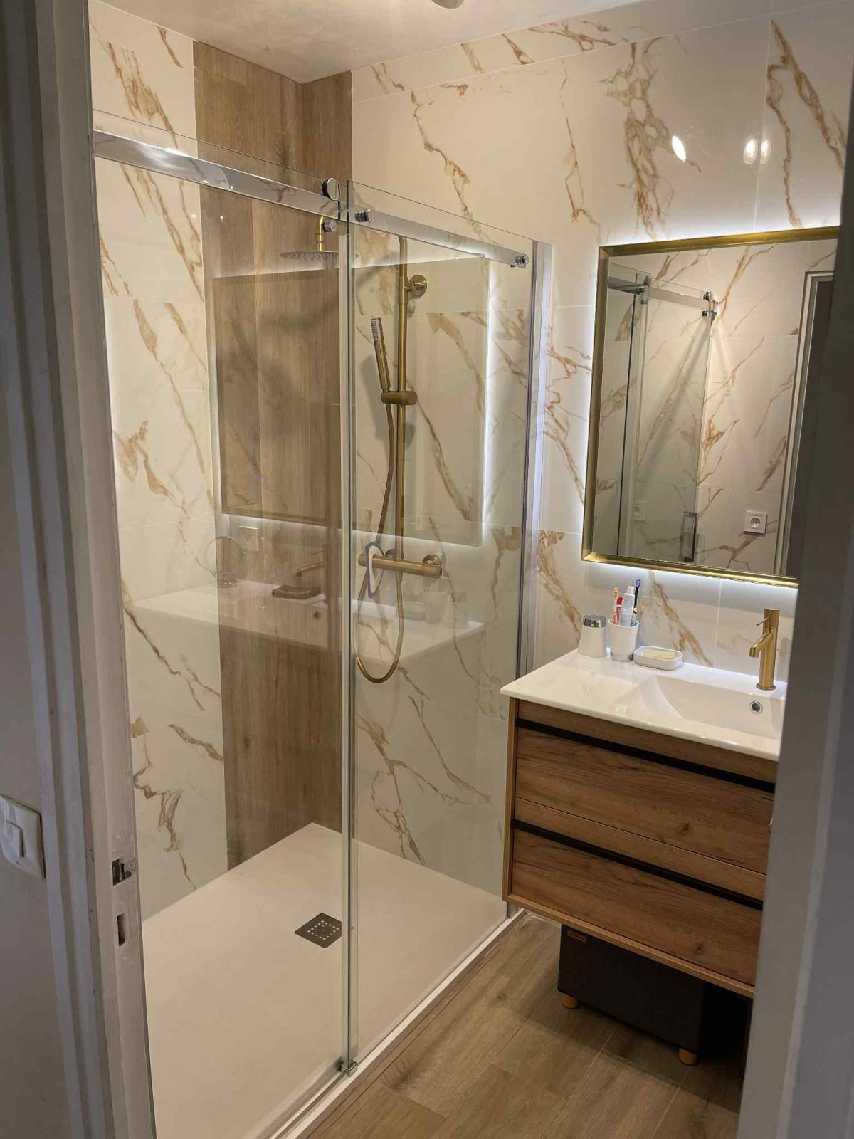 Carrelage pour salle de bain effet marbre blanc et doré magasin de carrelage à Yvetot-TK Carrelage