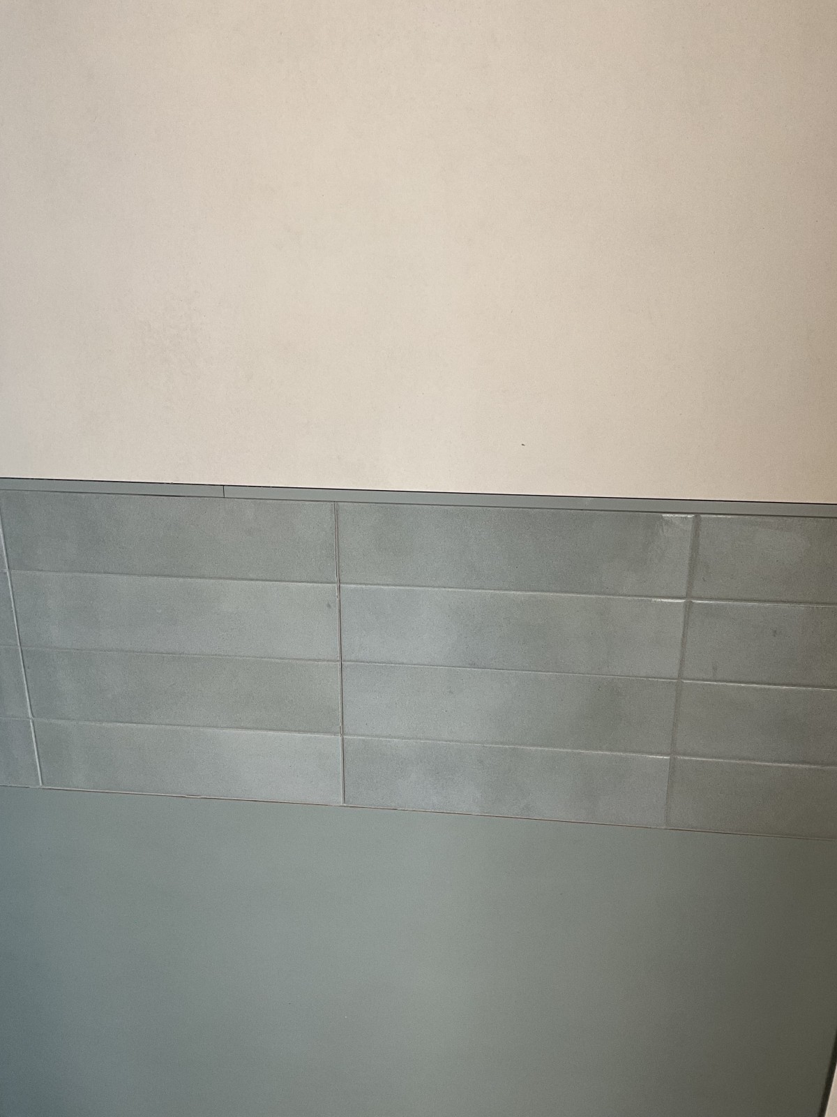 Faïence effet zellige bleu claire brillant en magasin à Sainte Marie Des Champs TK Carrelage