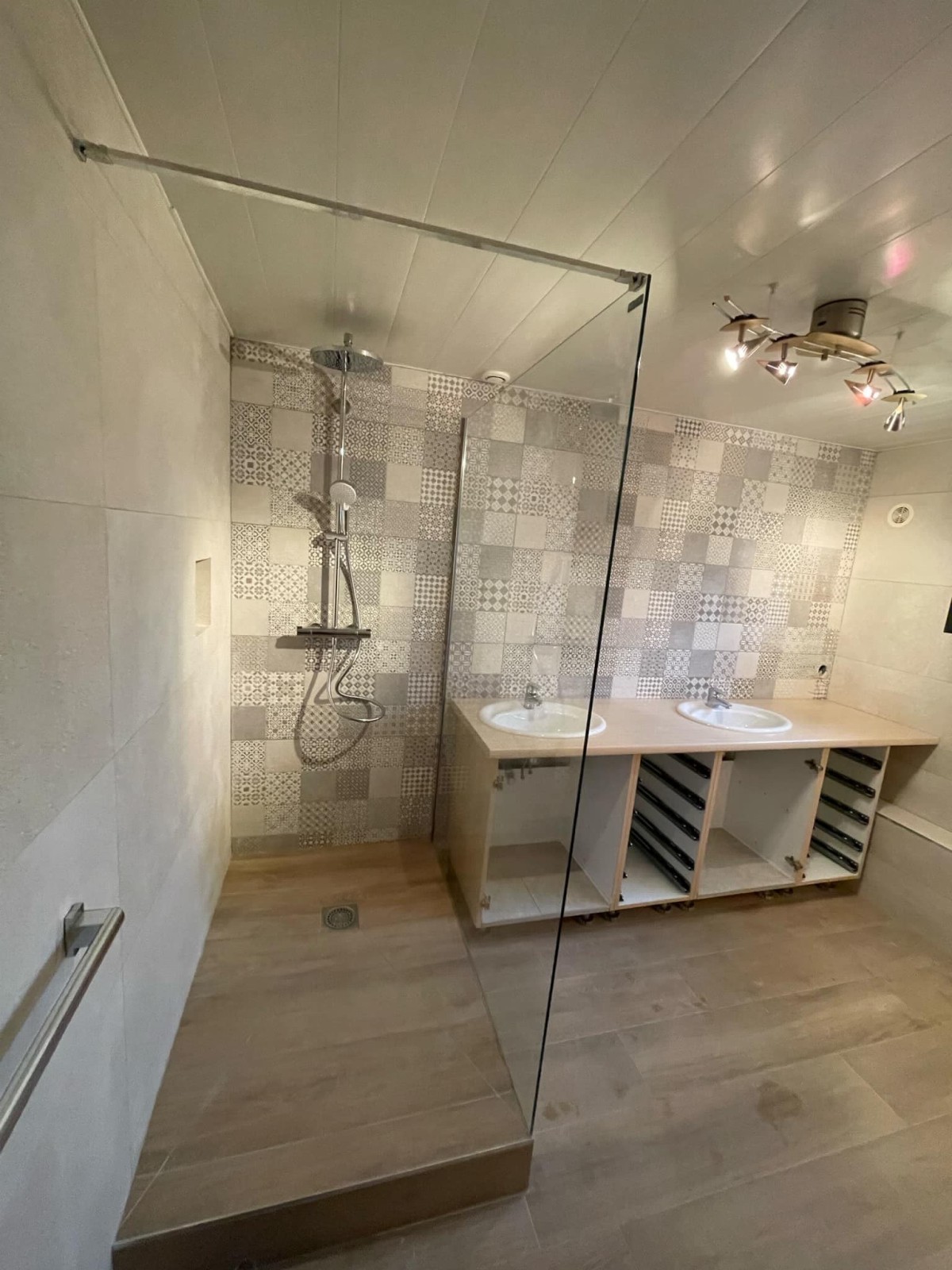 Carrelage effet mosaïque gris a motif pour salle de bain magasin de carrelage Yvetot-TK Carrelage