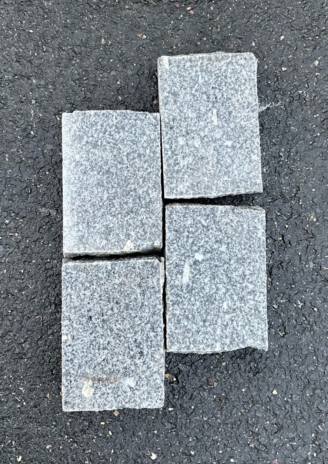 Magasin de vente de pavé en granit gris à poser au mortier à Yvetot dans le 76 – TK Carrelage