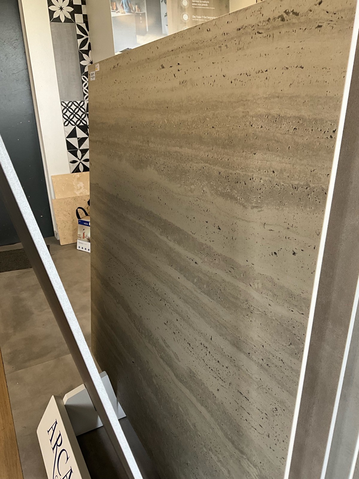 Carrelage grand format effet travertin veiné : le charme brut de la pierre naturelle prés de Yvetot