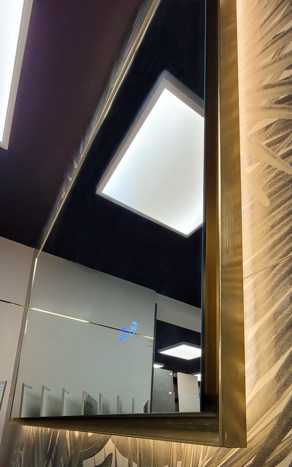 Miroir Effet Or Brossé Antibuée et Lumineux dans magasin de salle de bain proche de Barentin 76