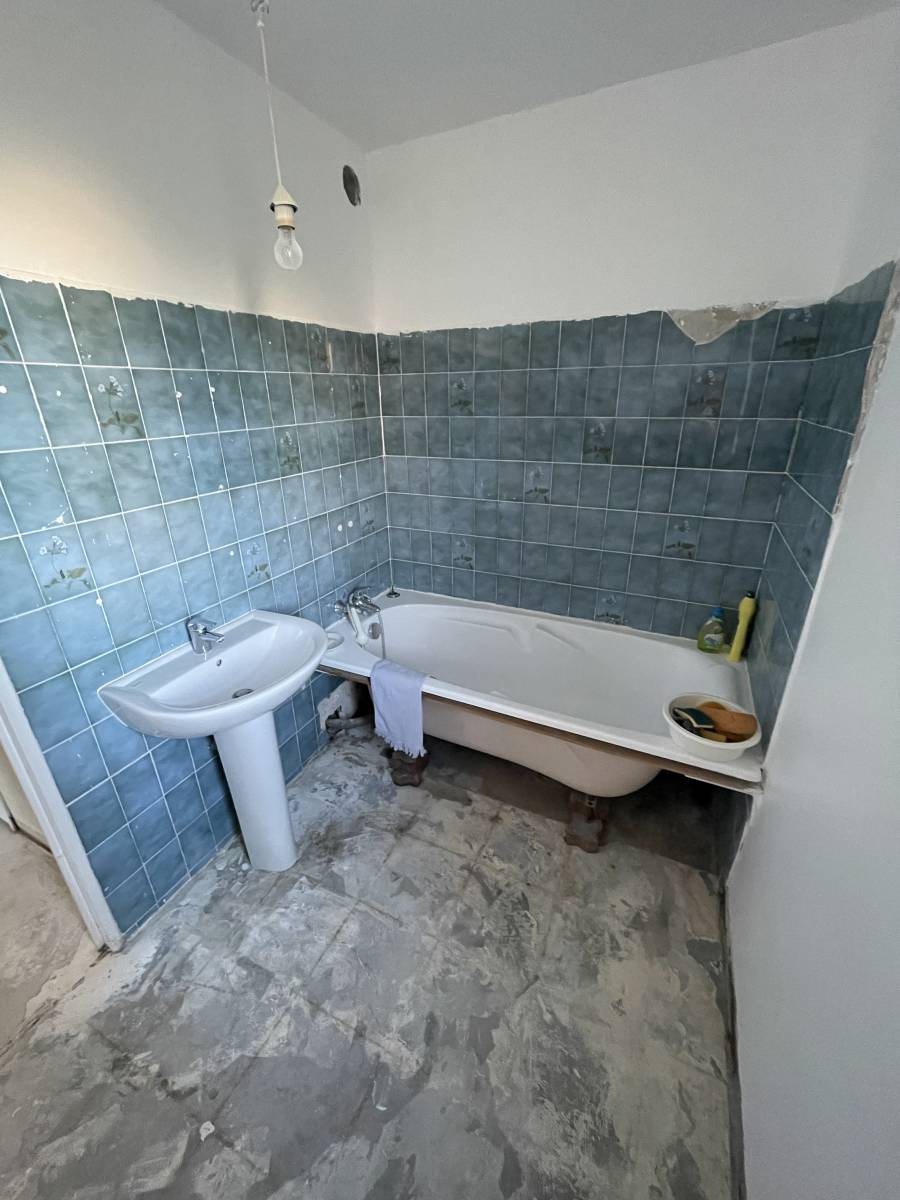 Rénovation d’une salle de bain avec une faïence effet ciment et des carreaux décor à Yvetot -TK Carrelage