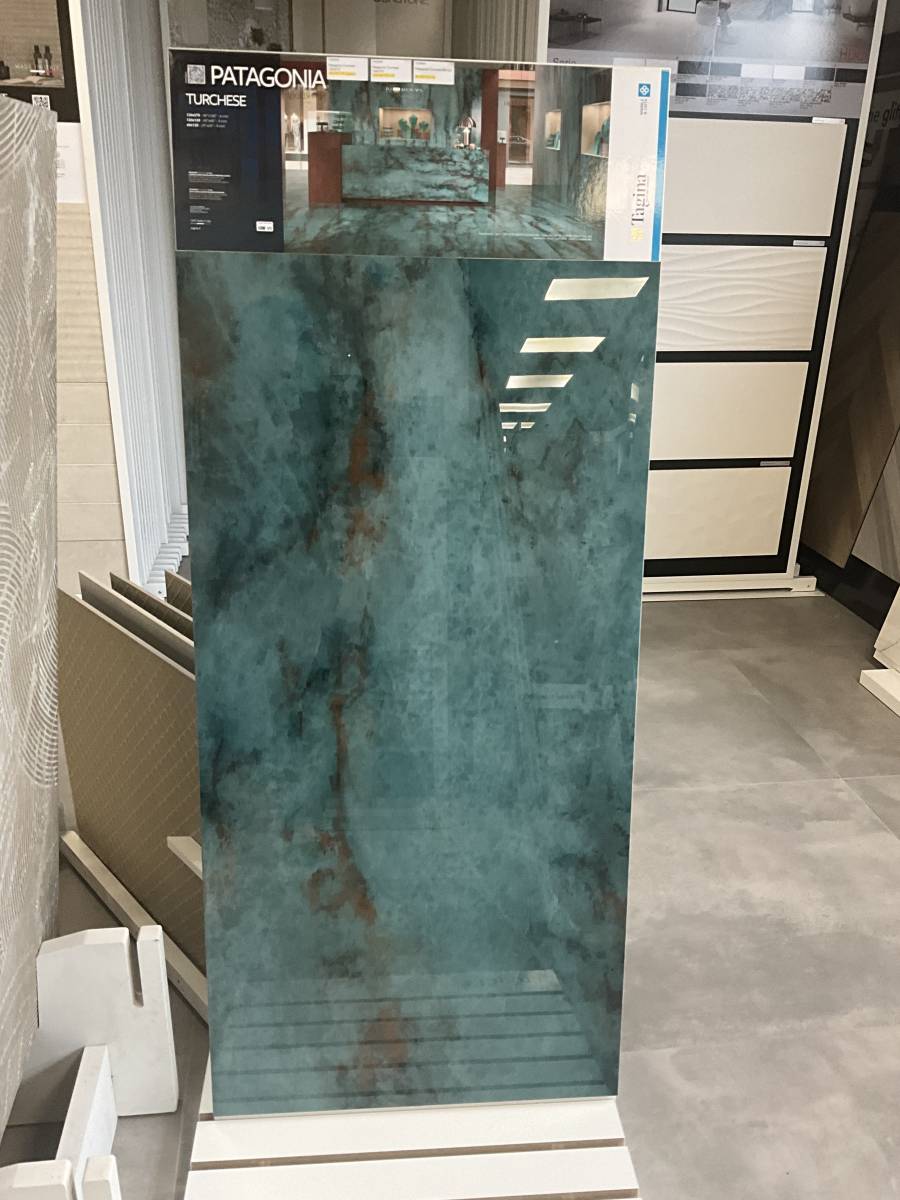 Carrelage brillant avec des veinures bleu en 60x120 pour des murs de salle de bain à Dieppe 76