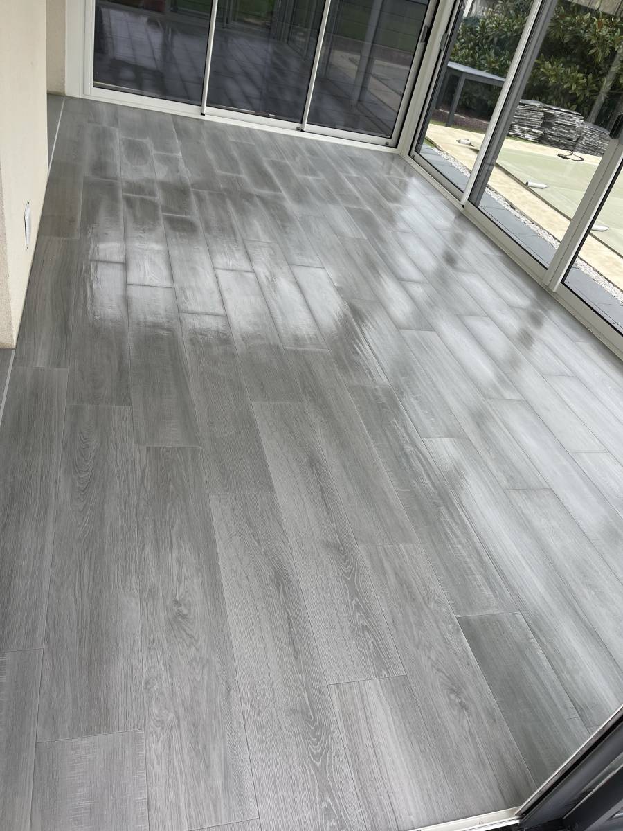 Magasin de carrelage d’intérieur effet bois gris avec service de pose dans les alentours d’Yvetot- TK Carrelage