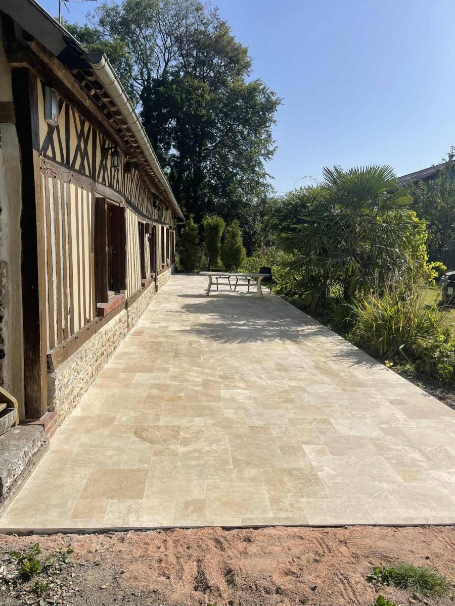 Pose de terrasse en travertin multiformat de premier choix en pose opus à Valiquerville - TK Carrelage