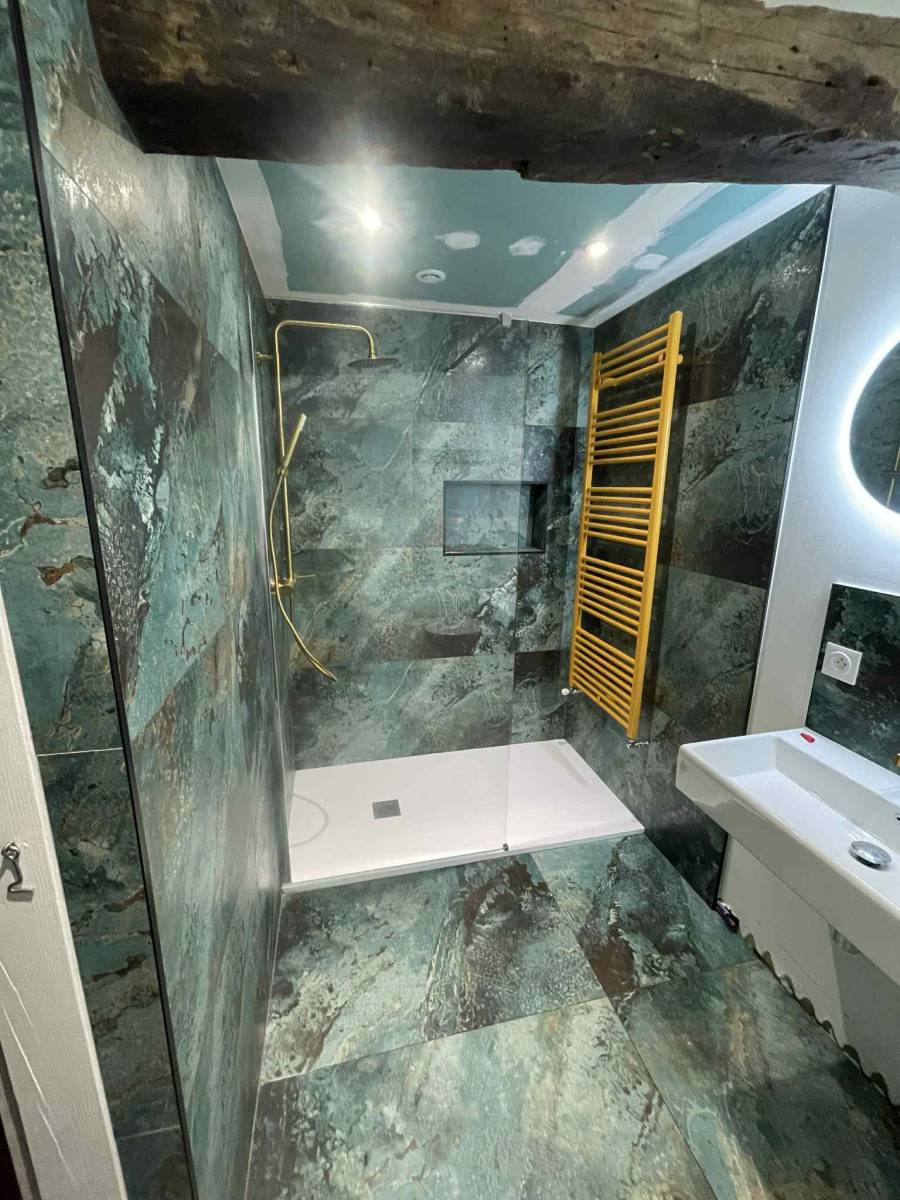 Pose de carrelage effet Bali mat en 60x120 et de robinetterie or brossé dans une salle de bain- TK Carrelage