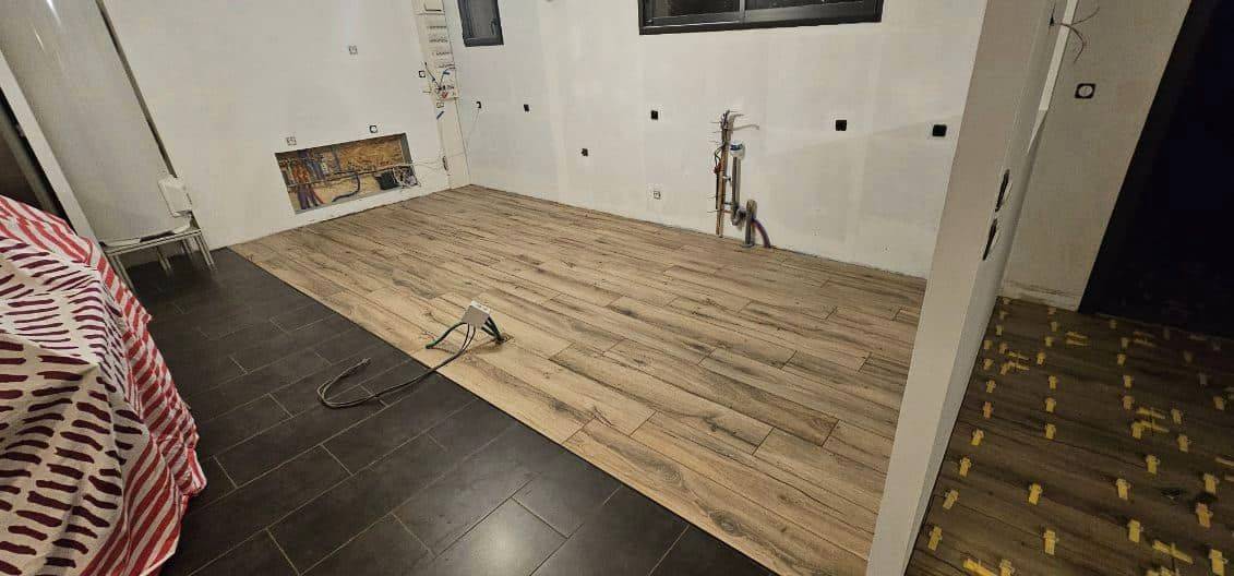 Rénovation du sol avec pose de carrelage effet bois et pose de faïences dans les WC à Barentin 76