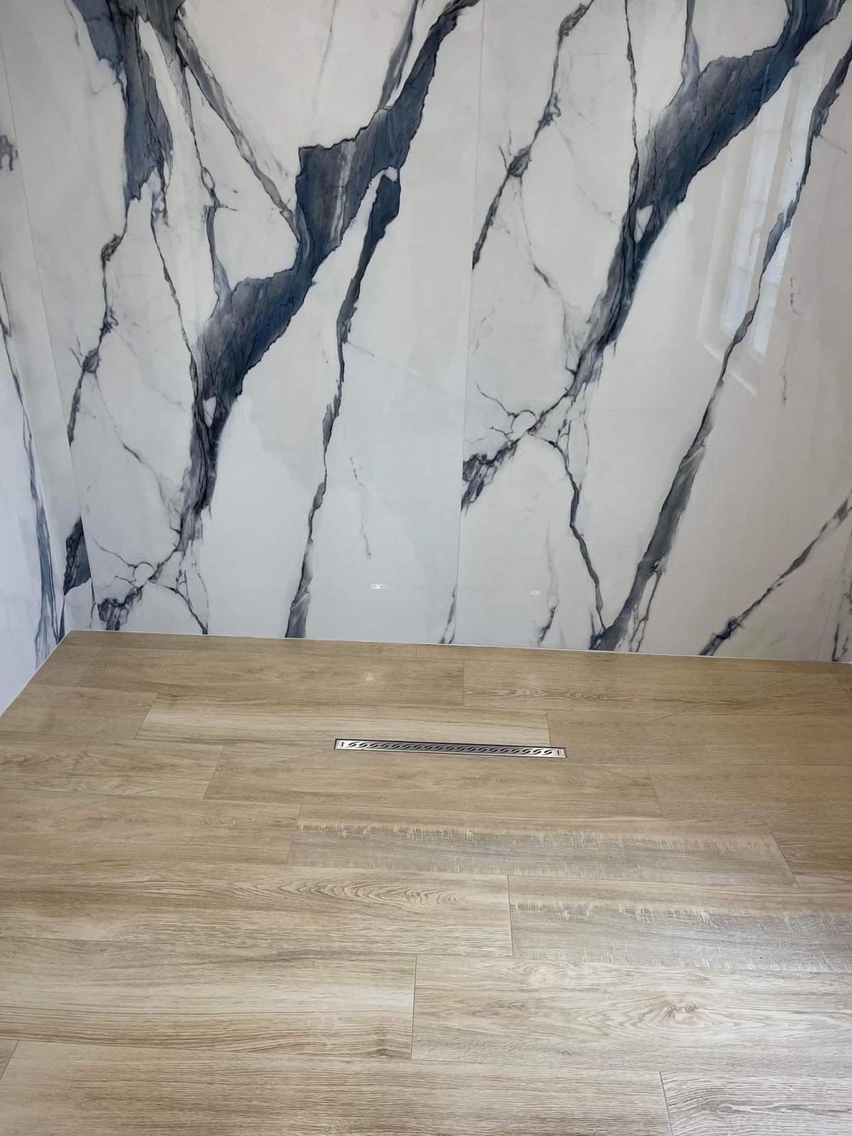 Carreleur pour realisation d’un bac de douche à l’italienne en carrelage effet bois, magasin de vente et pose de  carrelage Yvetot TK Carrelage