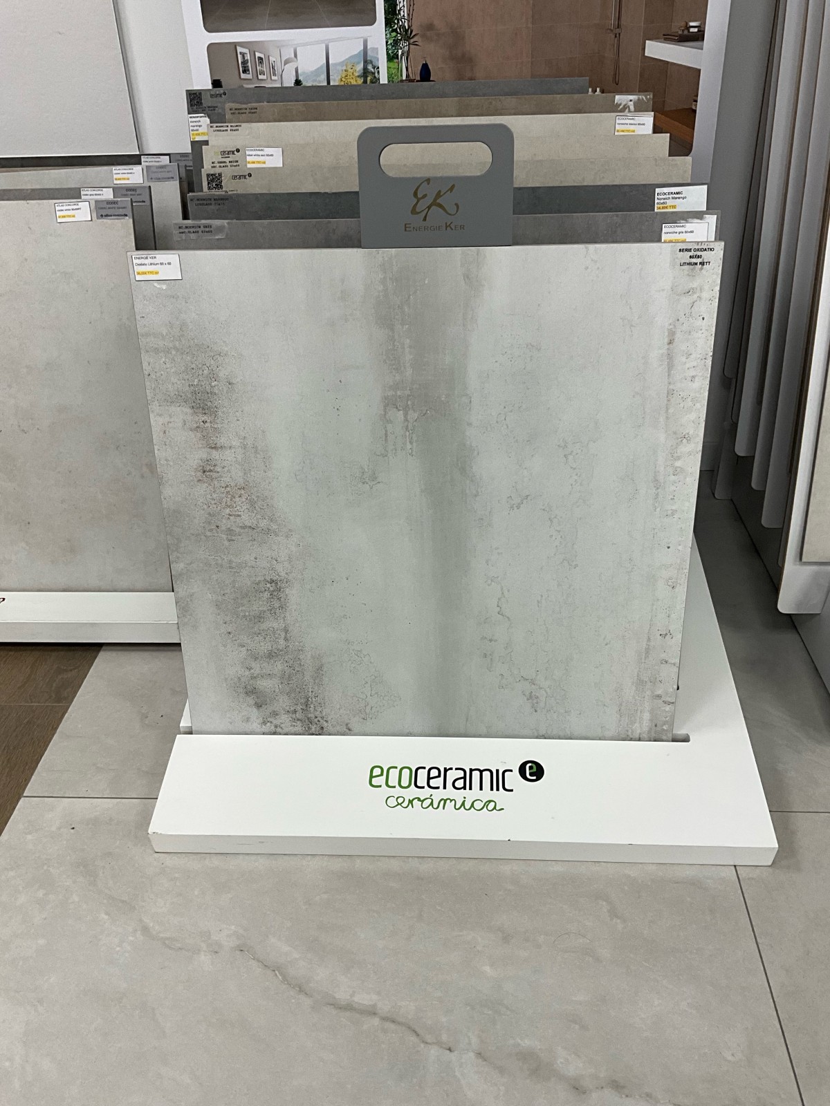 carrelage sol et murs gris effet béton ancien  magasin  de carrelage et pose et devis gratuit à Yvetot Barentin- TK Carrelage