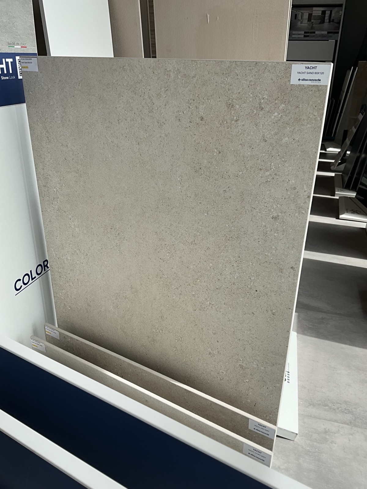 Carrelage 60x120 effet pierre grise avec sous-ton beige mat – Élégance grand format chez TK Carrelage (76)