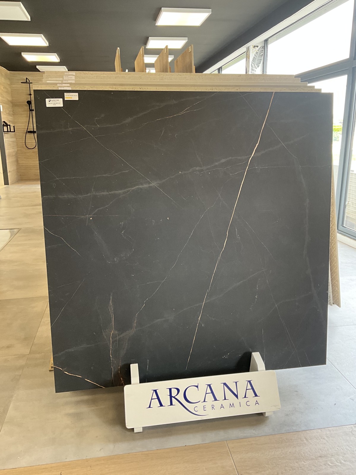 Carrelage 100x100 noir effet ardoise lisse avec rainures dorées : l’élégance contemporaine en grand format