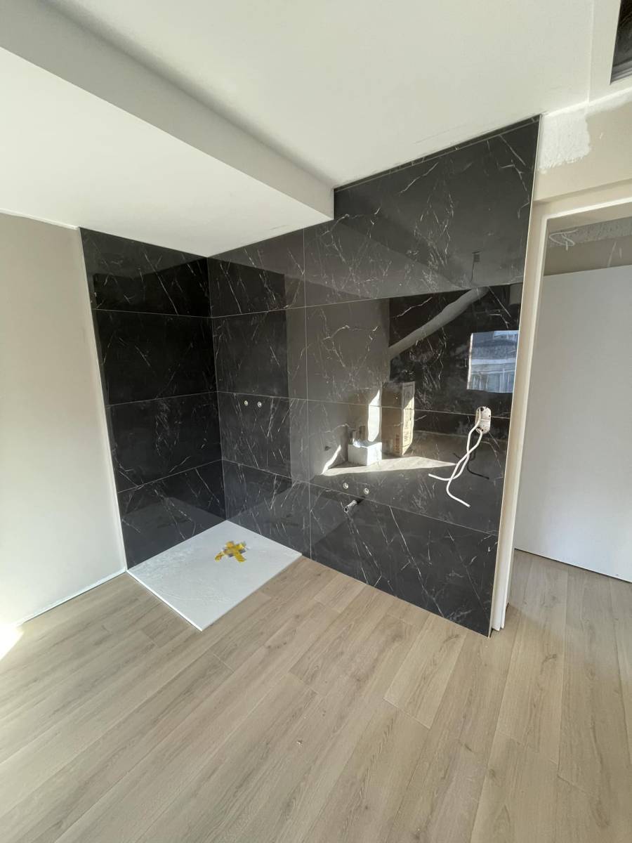 Réalisation de 4 salles de bains avec revêtement carrelage effet marbre par nos carreleurs sur Maromme proche Rouen 76