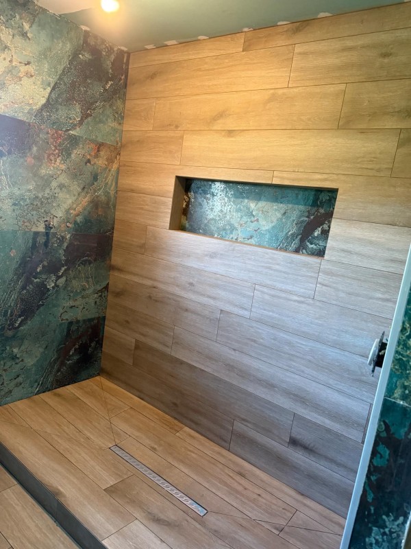 Pose de carrelage effet Bali et effet bois prés d’Yvetot : l’alliance du naturel et du bien-être dans votre salle de bain