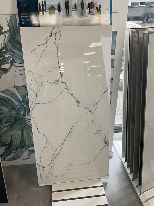 Carrelage effet marbre blancs brilliant avec rainure bleu magasin de ventes et pose de carrelage prés d‘Yvetot - TK Carrelage