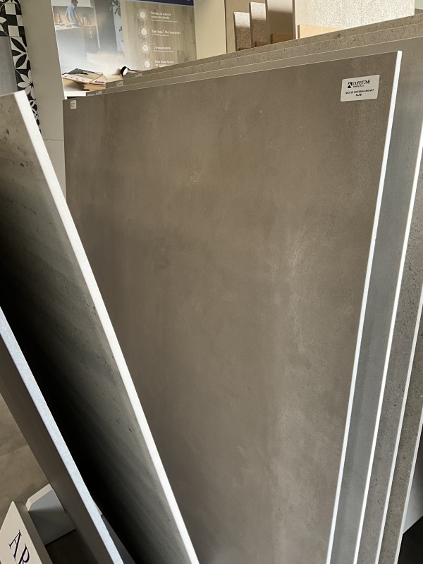 Carrelage grand format effet béton mat Sainte Marie Des Champs: la sobriété brute au service de l’architecture intérieure