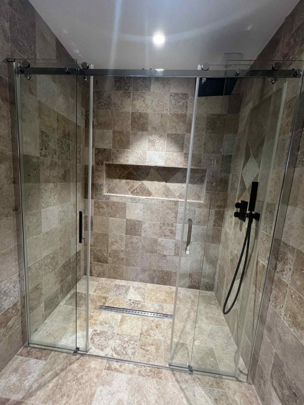 Pose de douche à l’italienne en travertin carré magasin de vente et pose de carrelage à Yvetot-TK Carrelage