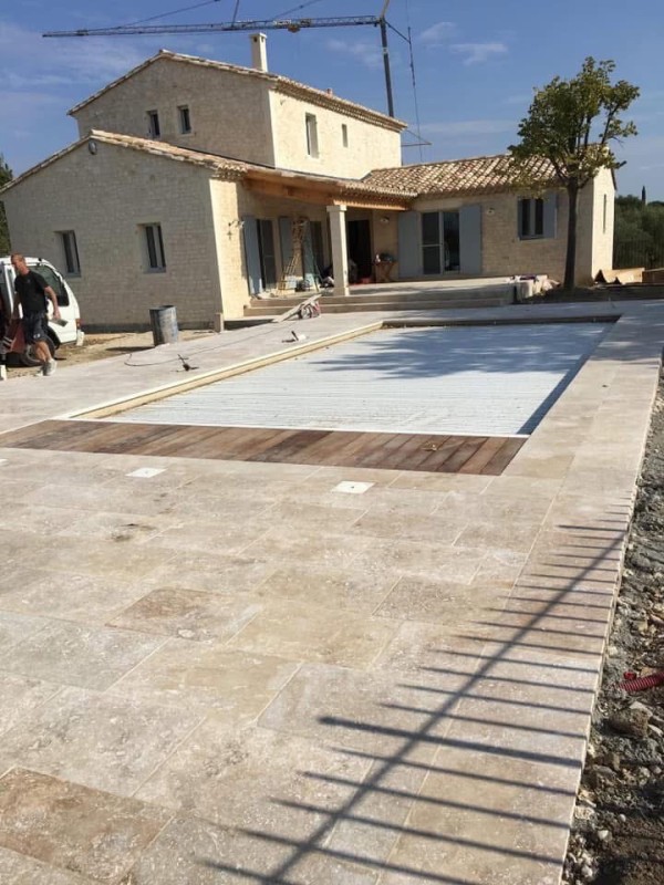 Pose de piscine en travertin aux alentours Yvetot- par l’entreprise TK Carrelage magasin de ventes et de pose de carrelage et pierres naturelles