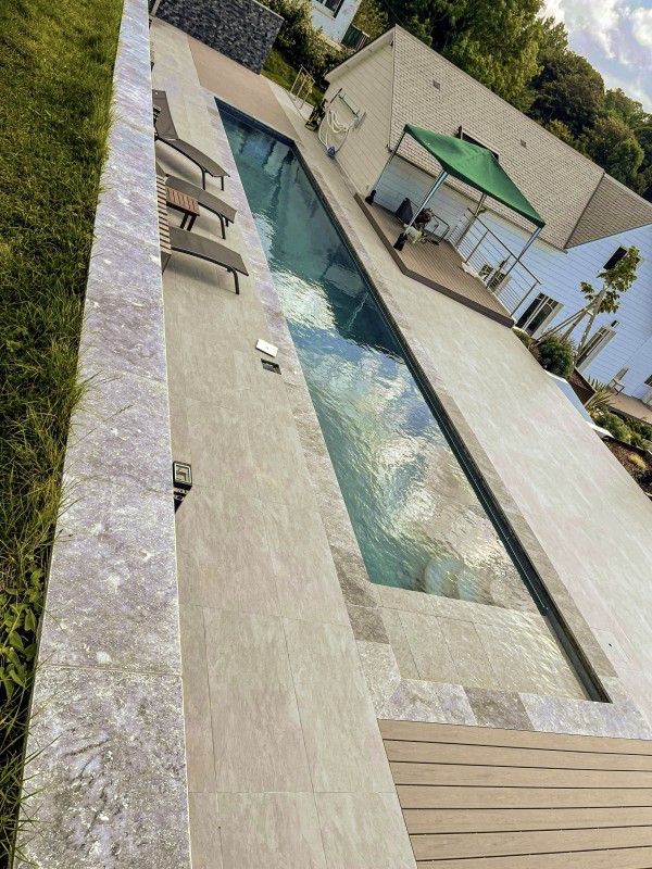 Pose de carrelage extérieur autour d’une piscine avec des margelles-TK Carrelage Yvetot