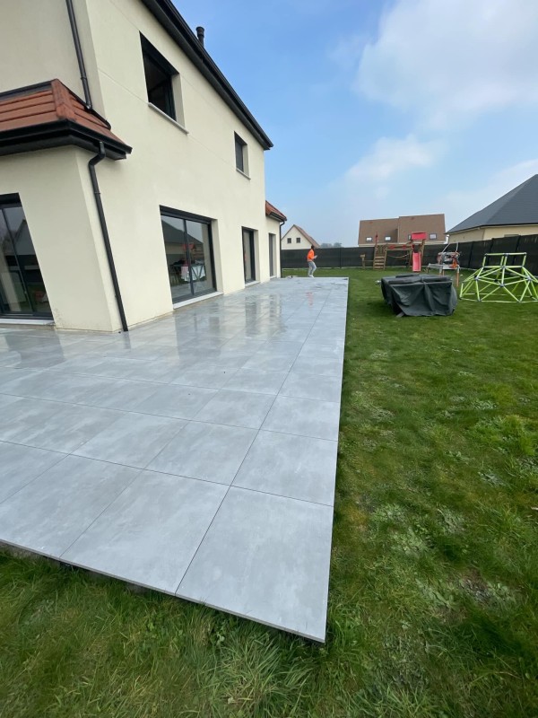 Pose de terrasse en carrelage gris antidérapant : sécurité, durabilité et style en extérieur