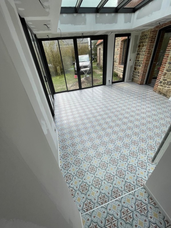 Une véranda métamorphosée avec un carrelage sur mesure