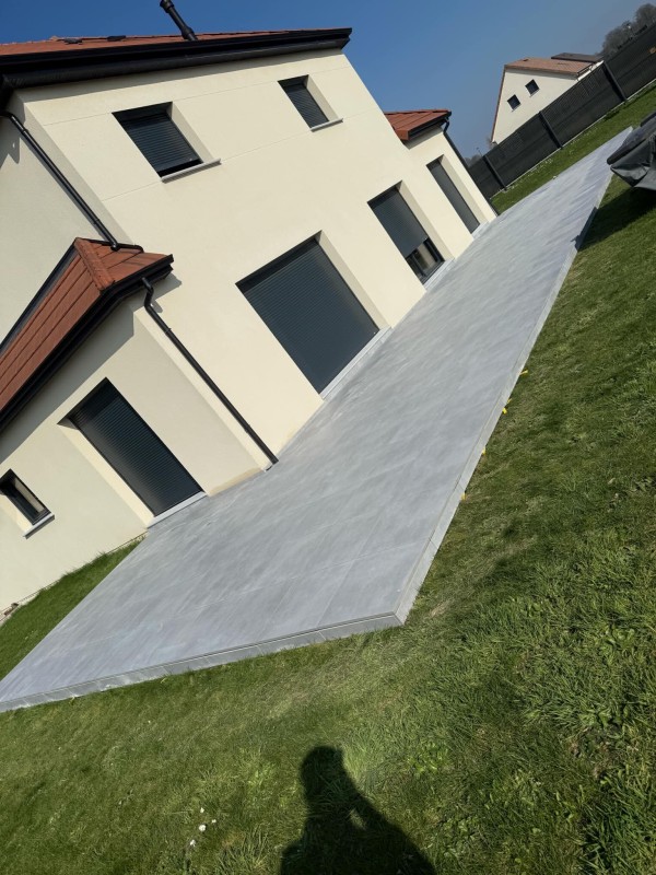 Pose de terrasse en carrelage gris antidérapant : sécurité, durabilité et style en extérieur