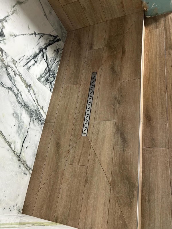 Carrelage effet bois pour bac à douche à l’italienne antidérapant fait par des carreleurs aux alentours de Rouen 76