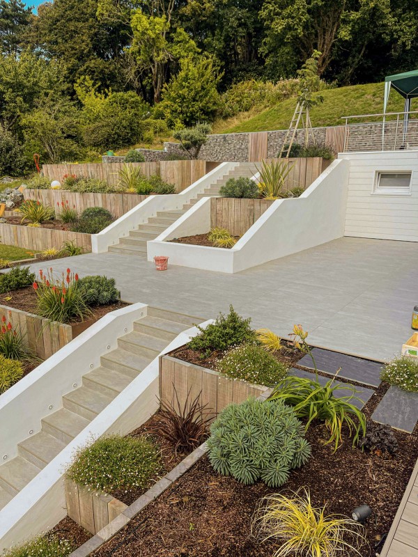 Pose de carrelage extérieur pour grande terrasse avec marches carreleurs prés d’Yvetot.-TK Carrelage