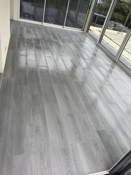 Magasin de carrelage d’intérieur effet bois gris avec service de pose dans les alentours d’Yvetot- TK Carrelage