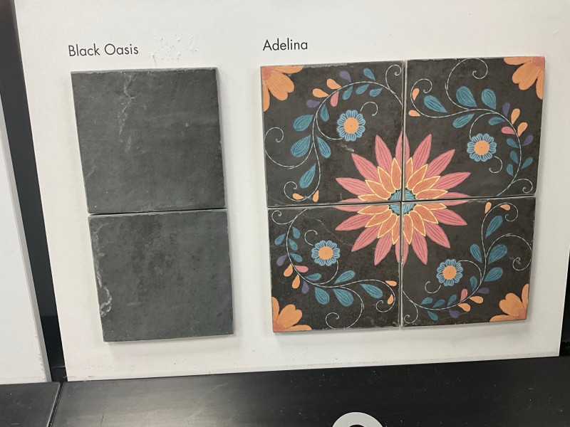 carreaux de ciment couleur ardoise rose orange vert motif de fleurs