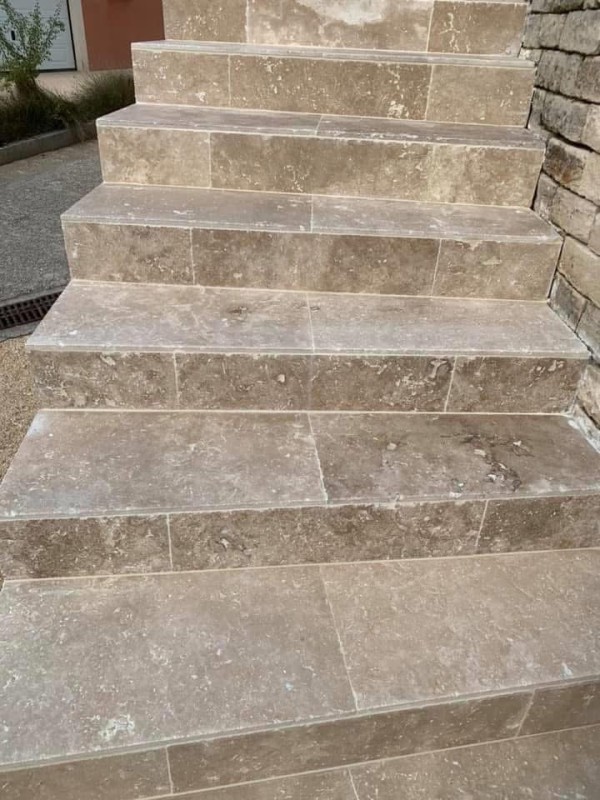 Réalisation d’escaliers en travertin par des poseurs expérimentés à Fauville – TK Carrelage