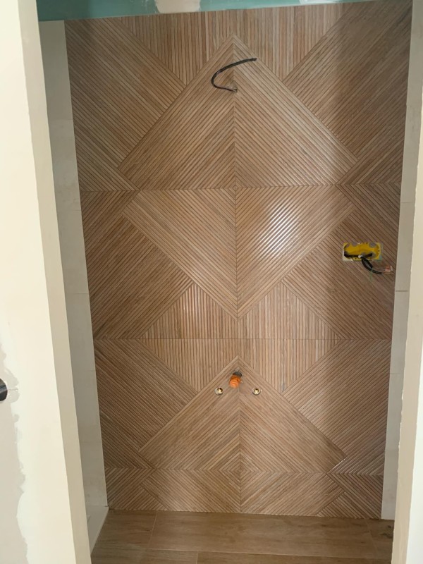 Carrelage effet bois à motif triangle en relief PORCELANOSA en vente chez TK Carrelage à Yvetot