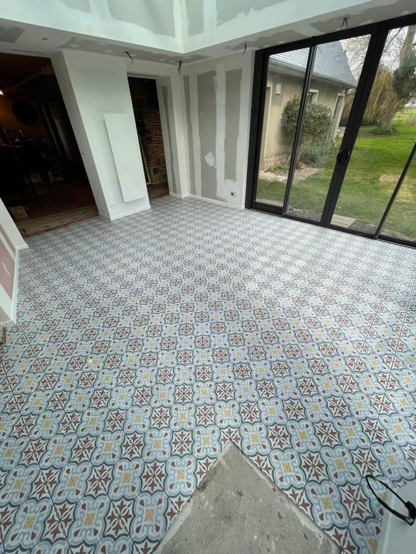 Une véranda métamorphosée avec un carrelage sur mesure