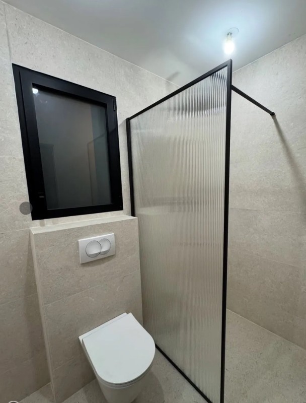 Salle de bain en carrelage PORCELANOSA effet sable gris en vente magasin de carrelage Yvetot devis gratuit-TK Carrelage