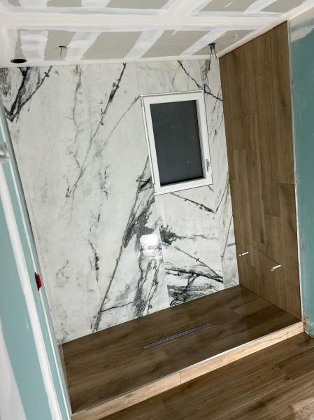 Réalisation d’une douche à l’italienne avec pose de carrelage effet bois et marbre secteur Dieppe 76
