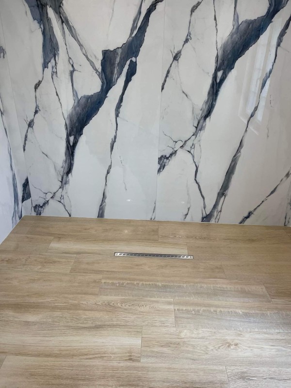 Carreleur pour realisation d’un bac de douche à l’italienne en carrelage effet bois, magasin de vente et pose de  carrelage Yvetot TK Carrelage