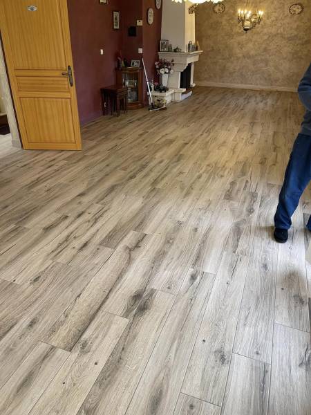 Pose de carrelage effet bois pour rénover le sol d’un salon à proximité de Saint Valéry en Caux 76