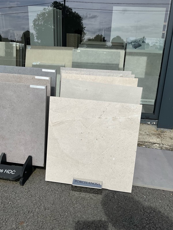 Dalles sur plots 60x60 effet pierre – Grès cérame 20 mm chez TK Carrelage (76)