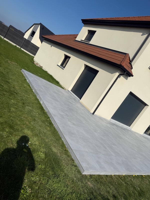 Pose de terrasse en carrelage gris antidérapant : sécurité, durabilité et style en extérieur