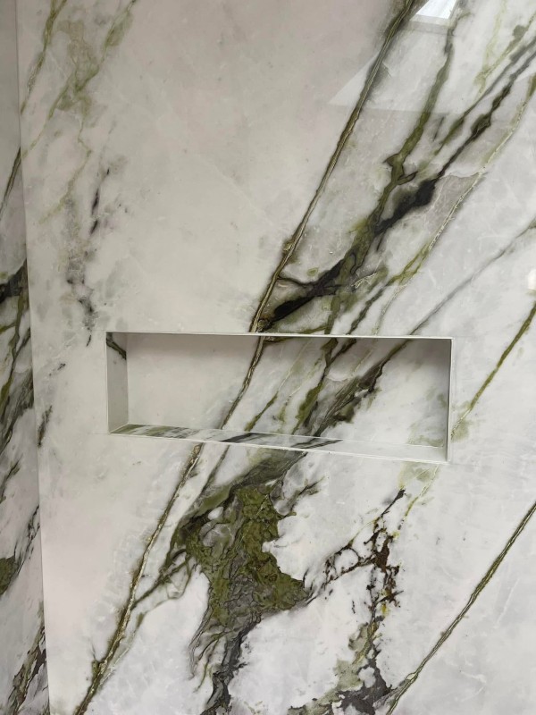 Réalisation d'une niche dans une douche en carrelage par un professionnel de la salle de bain : magasin vente et pose de carrelage pierre et faïence à Yvetot