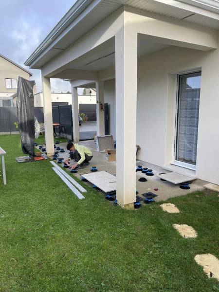 Réalisation d’une terrasse extérieure sur plot par nos artisans carreleurs sur Yvetot 76